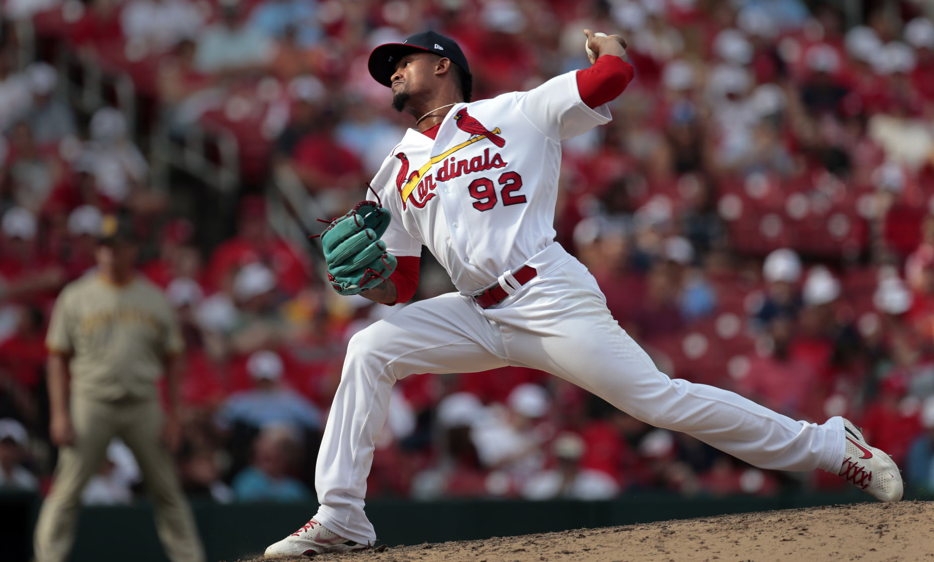 Cardinals sweep Padres with 8-7 victory